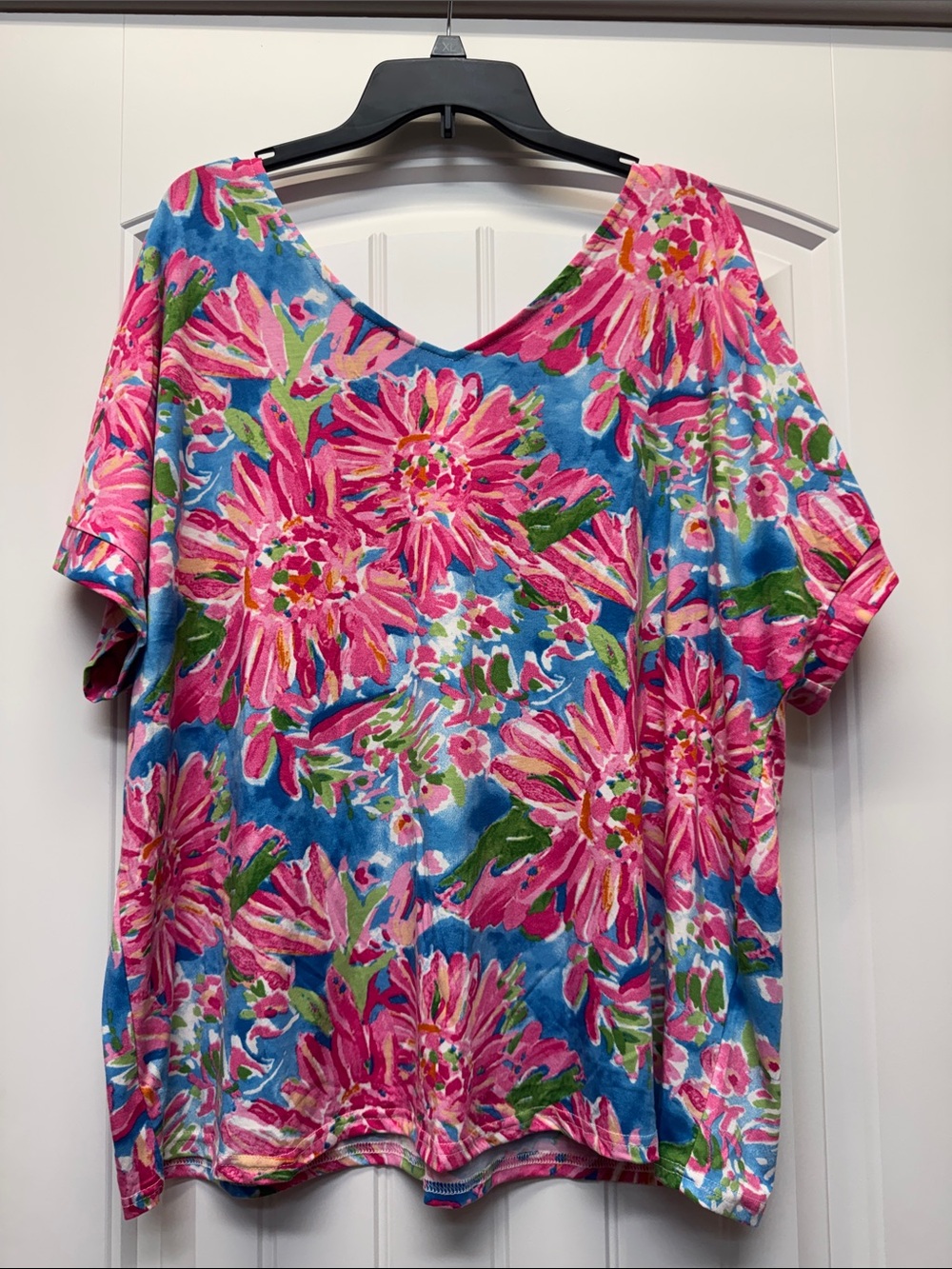 Pink floral print v neck tee size XL